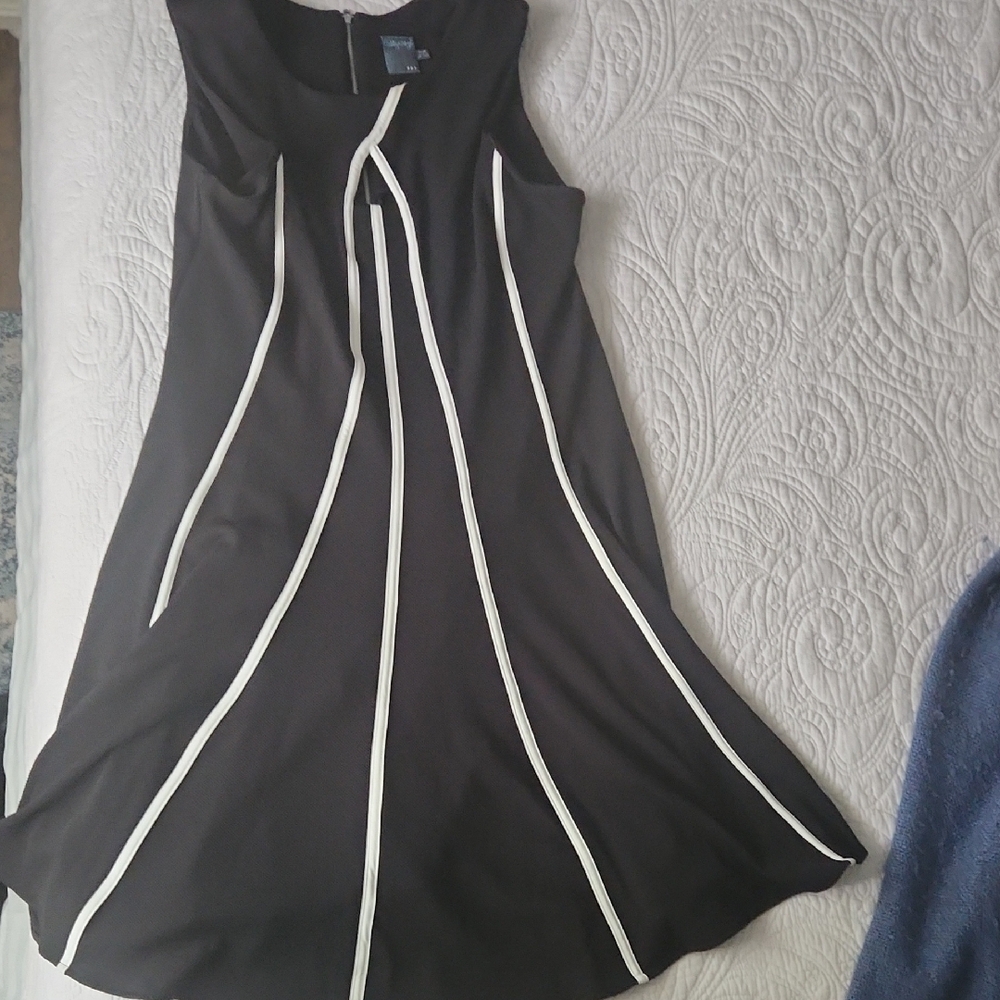 Gabby Skye Black and White A-Line Midi Dress